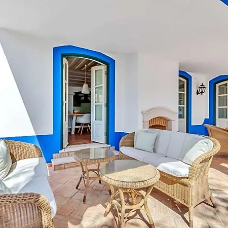 Sleeps 12 Pool Air Con Wifi